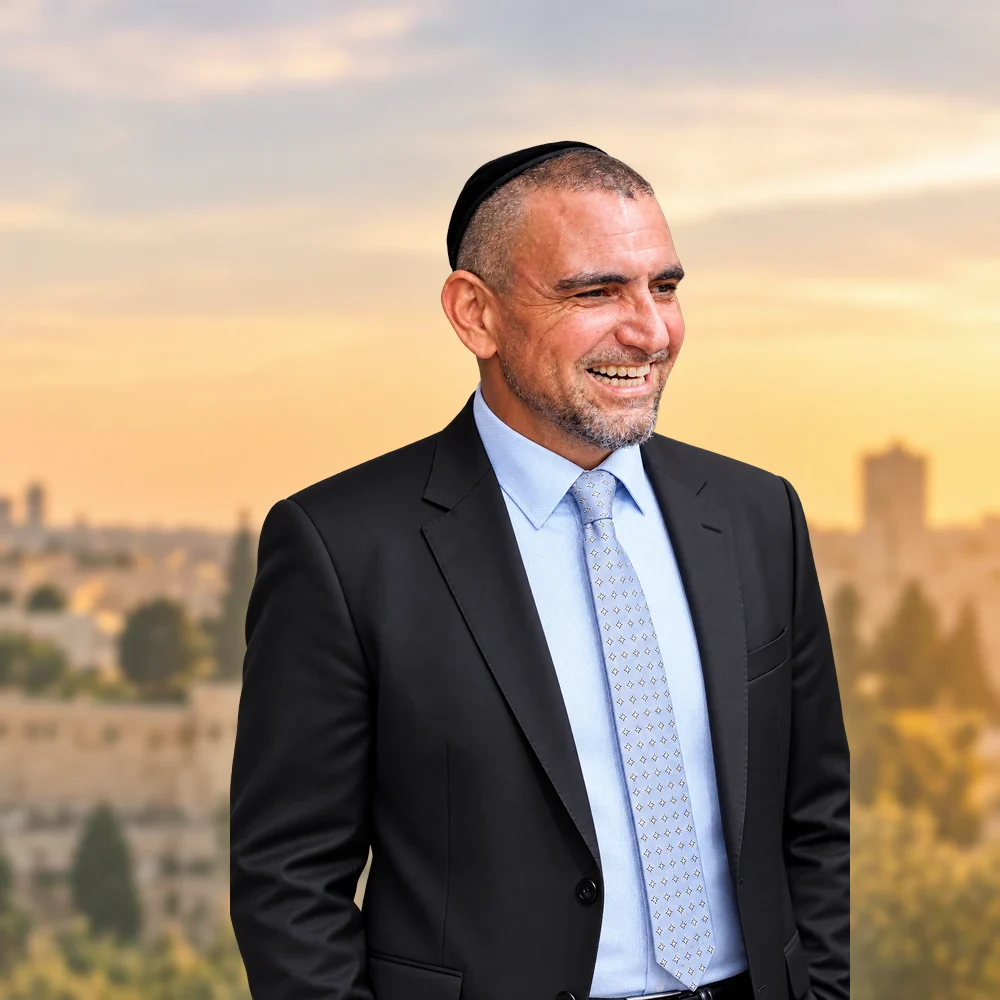 אלון ז״ל על רקע ירושלים