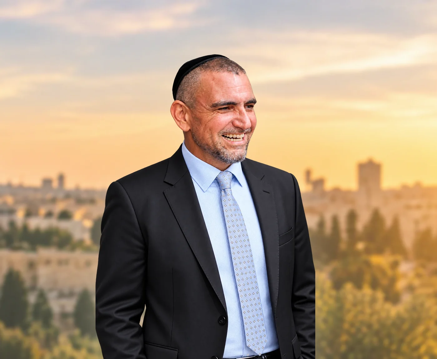 אלון ז״ל על רקע ירושלים באור של שקיעה