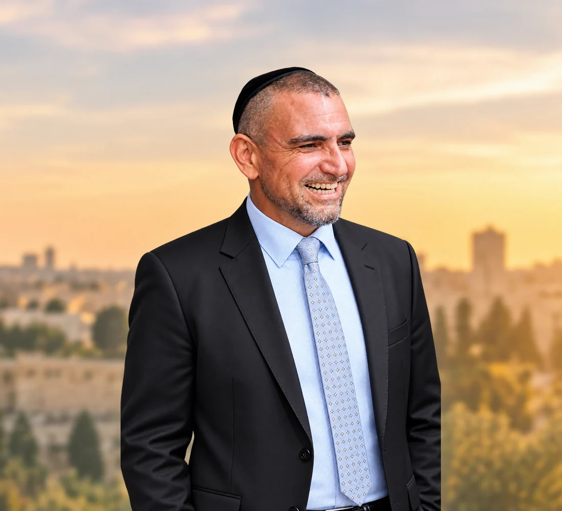 אלון ז״ל על רקע ירושלים